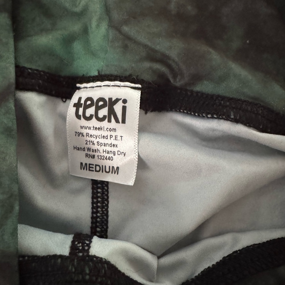 Teeki Eagle Feather Hot pant Leggings- M, NWT - Picture 5 of 5